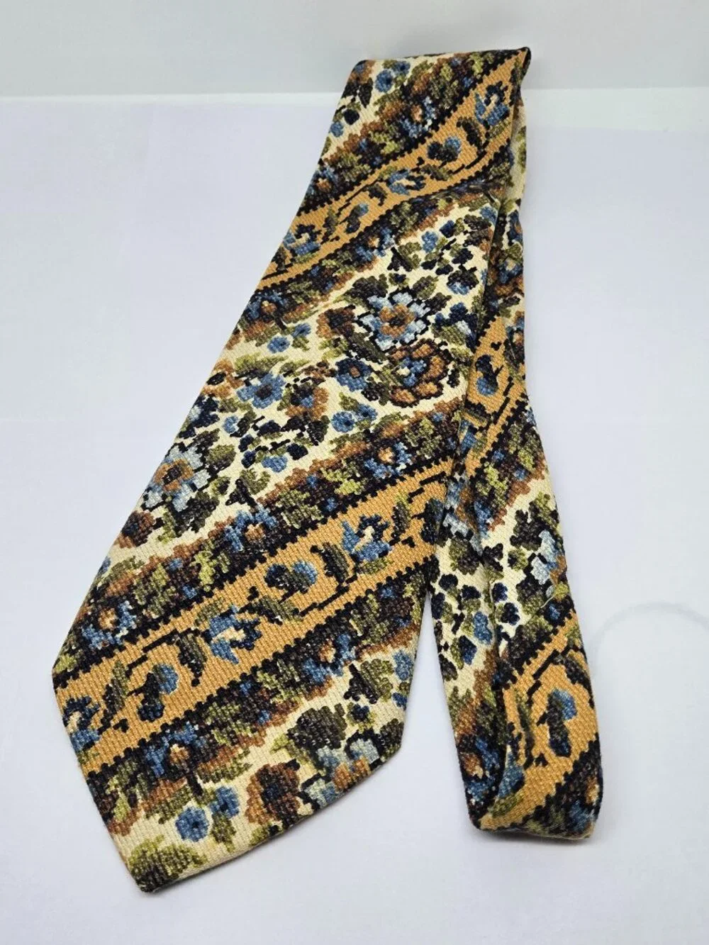 Vintage 1970s Kipper Mens Tie, Tapestry Pattern, 4.5